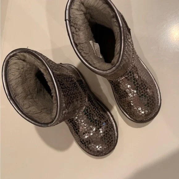 UGG Girls Classic Gel Hearts Boots size 12 Sleek Silver - Picture 3 of 12